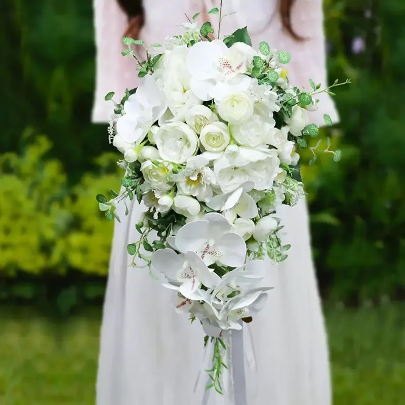 Bouquet de mariée en cascade vert et blanc