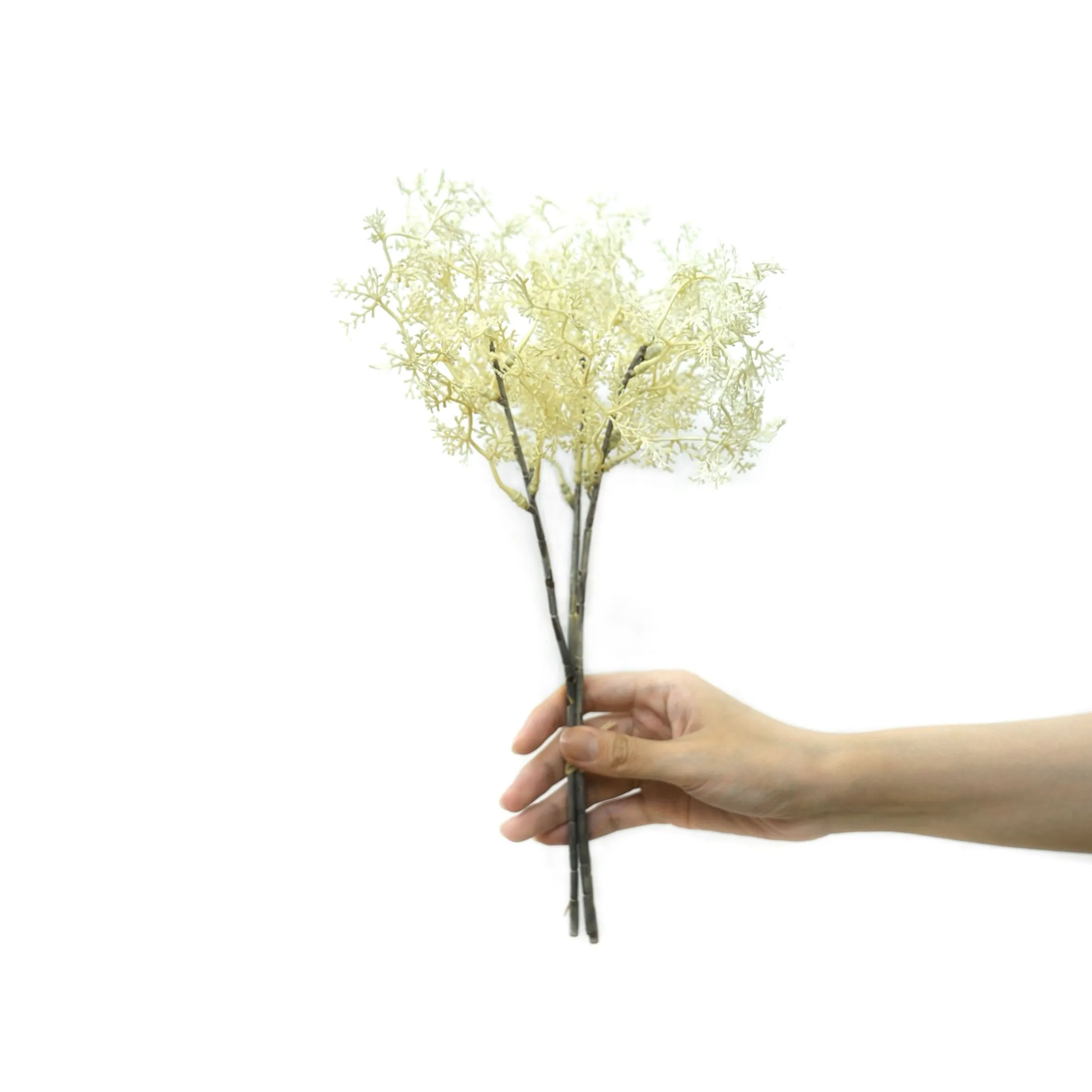The application of silk flower wedding centerpieces