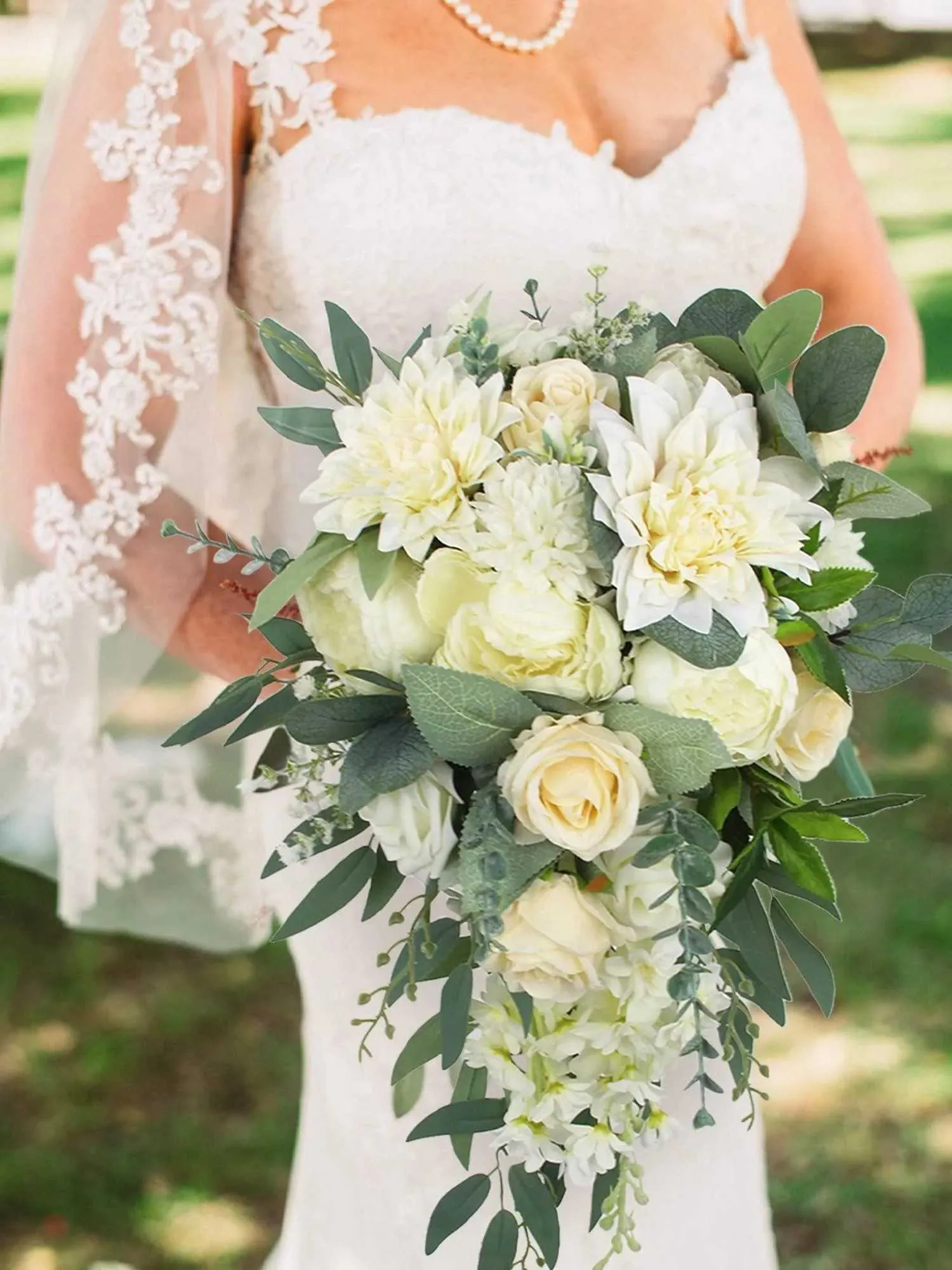 Bouquet de mariée en cascade vert et blanc