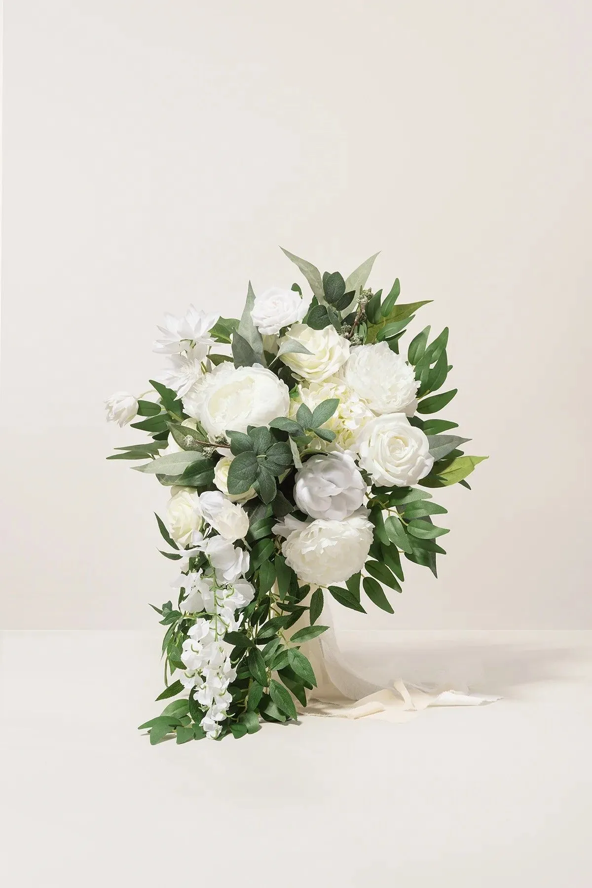 Bouquet de mariée en cascade vert et blanc
