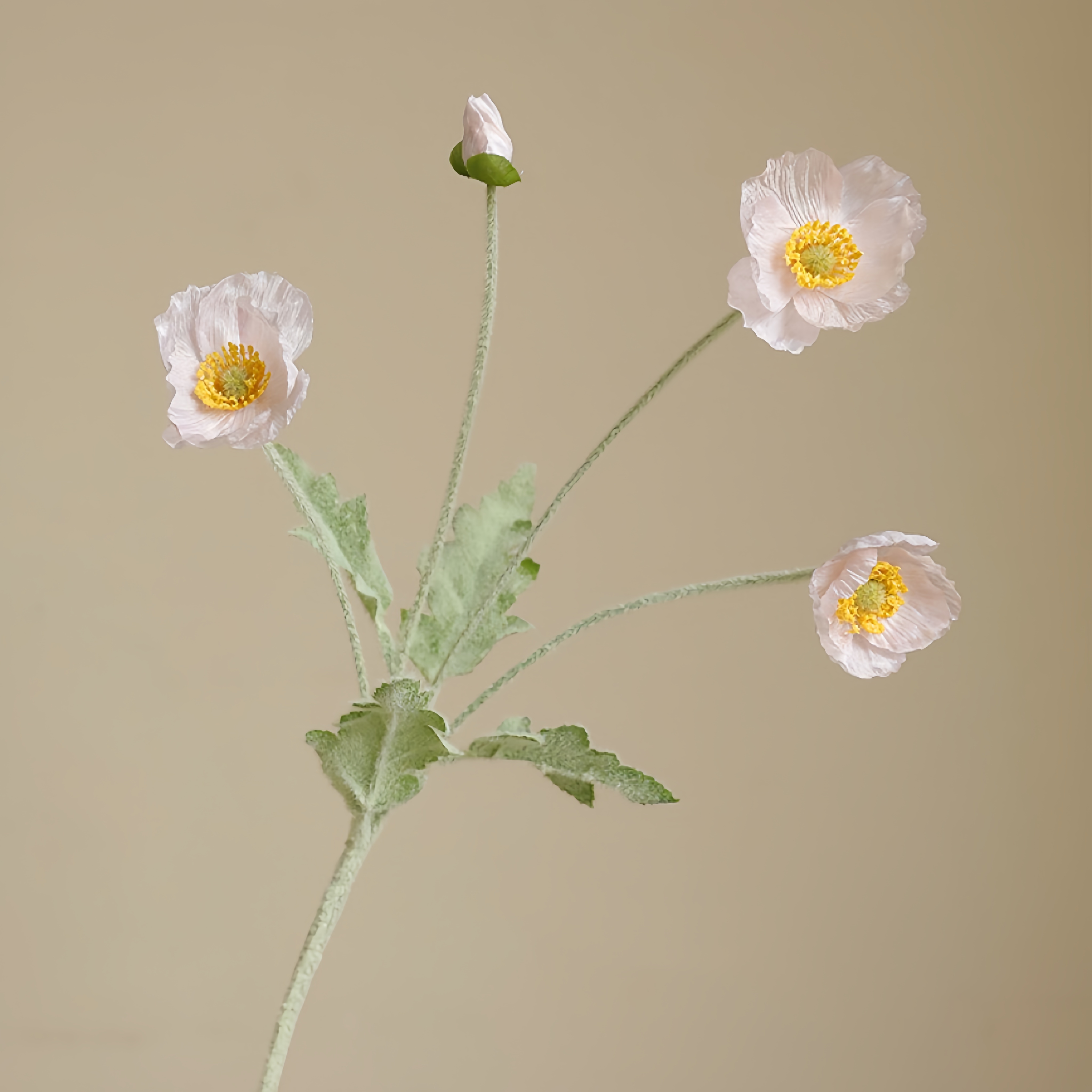 Arrangement de fleurs de pavot à troupeaux en faux