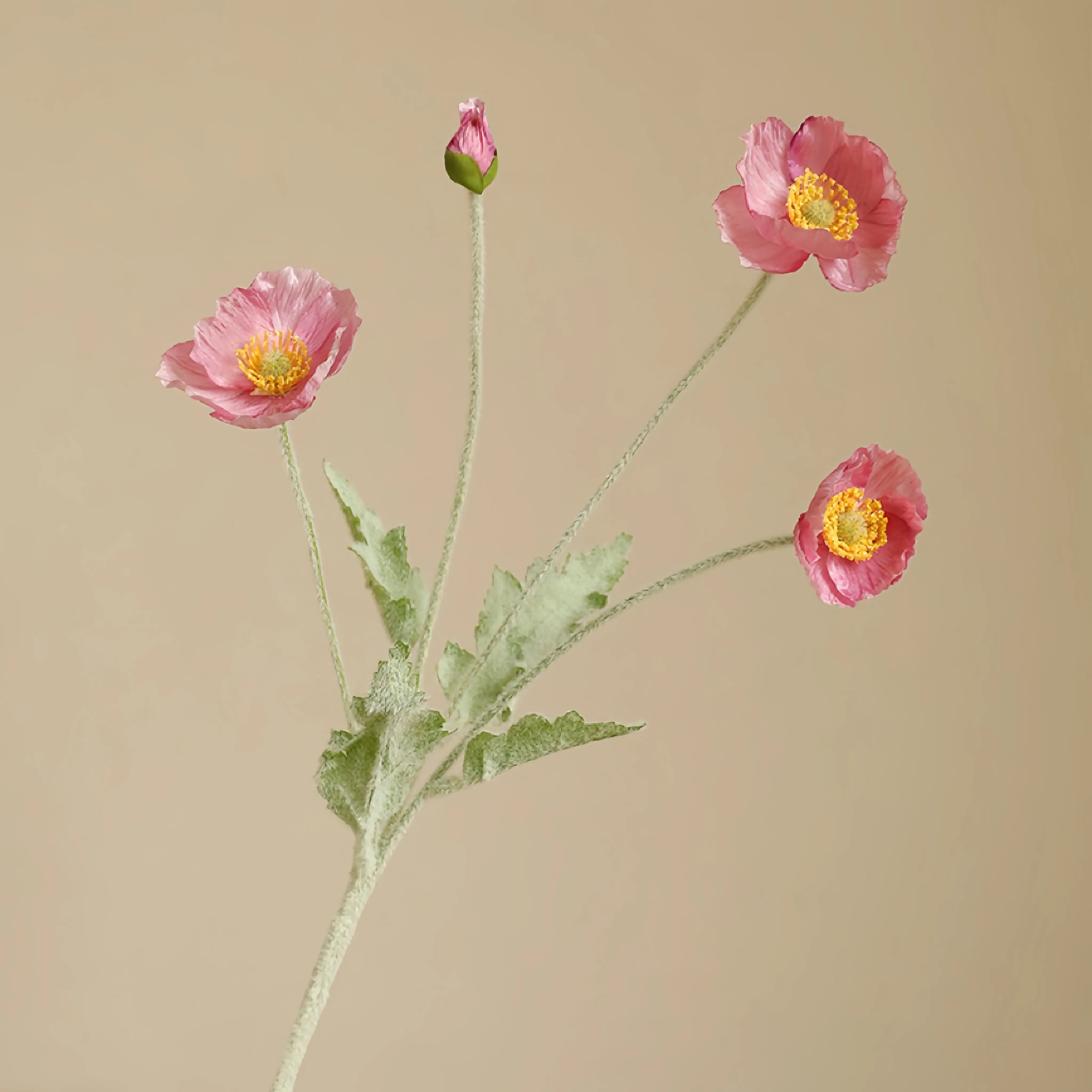 Arrangement de fleurs de pavot à troupeaux en faux